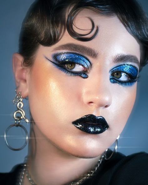 Blue Lipstick Makeup, Makeup Carnaval, Teal And Light Blue, Creative Eyeliner, Make Carnaval, Artsy Makeup, Silver Eye Makeup, Blue Makeup Looks, Silver Makeup