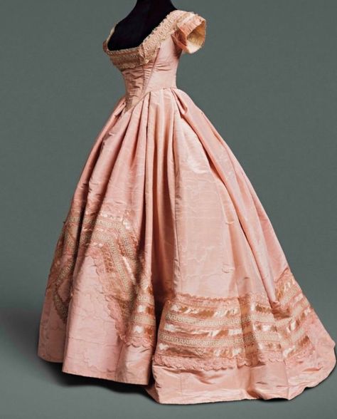 1800s Dresses, 1860s Dresses, Victorian Era Dresses, Special Event Dresses, Pink Evening Dress, Period Dress, 19th Century Fashion, Old Dresses, Costume Collection