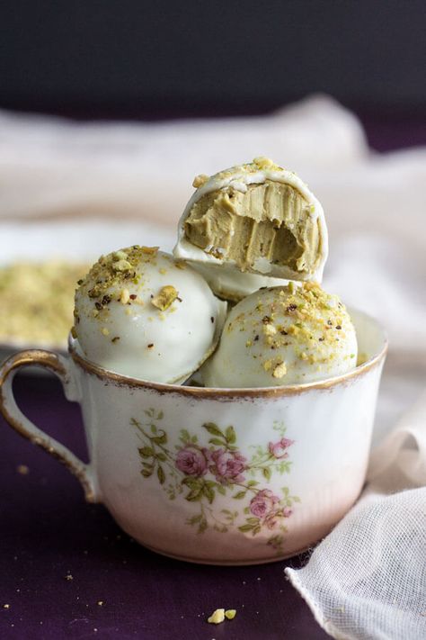 Pistachio Truffles, Recipe Inspirations, Glutenfri Baking, Dessert Truffles, Pistachio Recipes, Chocolate Pistachio, Pistachio Butter, Truffle Recipe, Homemade Candies