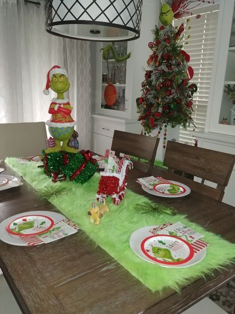 The Grinch Kitchen Decor, Grinch Living Room Ideas, Grinch Xmas Decorations, Grinch Dining Room, Grinch Christmas Decorations Ideas, Grinch Christmas Table Decorations, Grinch Kitchen Decor, Grinch Mantle Decor, Grinch Table Setting