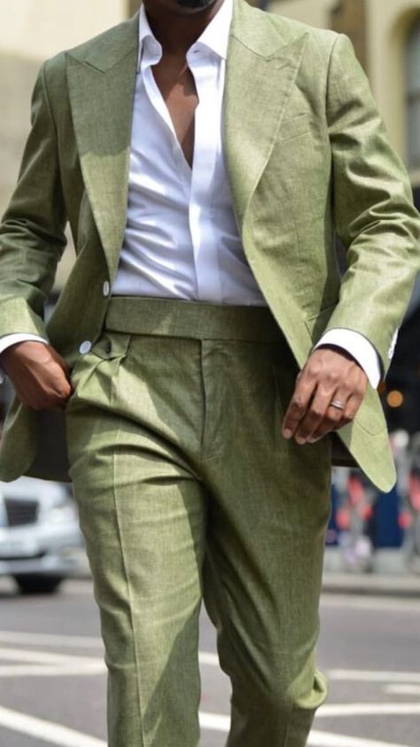 Add some color into your winter wardrobe with this stunning emrald green suit. If you want a suit like this book an appointment with Giorgenti New York! Men Linen Suit, Green Wedding Suit, Mens Wedding Suits, Wedding Suits For Men, Best Suits For Men, Green Outfits, Gentleman Aesthetic, Pants Gift, Linen Suits