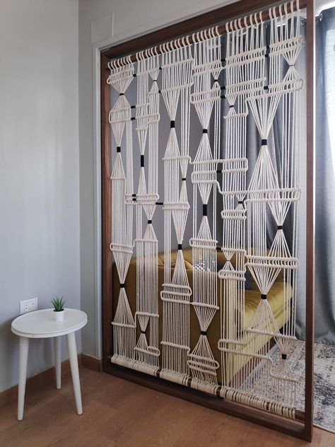 Living Room Divider Ideas, Pola Jaring, Pola Macrame, Living Room Divider, Macrame Wall Hanging Patterns, Macrame Curtain, Macrame Decor, Diy Home Decor On A Budget, Diy Home Decor Easy