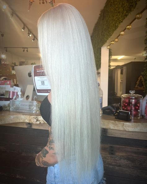 Media Source: https://www.instagram.com/p/CYA_bNoPqWC/ Fresh Blonde & Fresh set of platinumlockz Hair Extensions 😍😍 ( #📷 @hairbyaleishaa ) Long Blonde Extensions, Platinum Blonde Hair Extensions, Long Platinum Blonde, Bright Blonde Hair, Blonde Extensions, Pearl Blonde, White Blonde Hair, Blonde Hair Extensions, Bright Blonde