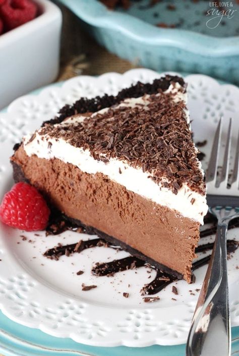 This Chocolate Truffle Pie is a delicious, mousse-like pie made with chocolate ganache and mascarpone cheese! It's an easy no-bake dessert that everyone will fall in love with! #chocolate #chocolatetruffle #chocolatepie #pie #easychocolatepie #homemadepie #chocolatemousse #chocolatemoussepie #chocolatedessert Chocolate Truffle Pie Recipe, Silk Pie Recipe, Chocolate Silk Pie, Chocolate Mousse Pie, French Silk Pie, Easy Chocolate Mousse, Silk Pie, Chocolate Pie Recipes, Frozen Chocolate