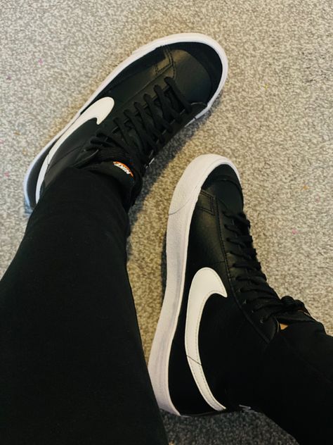 Blazer Mid 77 black and white Nike Blazer Black Outfit, Nike Blazer Mid 77 Outfit Men, Nike Blazer Mid 77 Black, Mid Blazers, Nike Blazer Black, Nike Blazer Mid 77 Outfit, Nike Blazer 77, Tenis Converse, Blazer 77