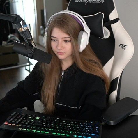 girl gamer icon Streamer Aesthetic, Streamer Dr, Electronic Appliances, Xbox Pc, Art Studio At Home, Live Girls, Animal Logo, Pretty Selfies, New Me