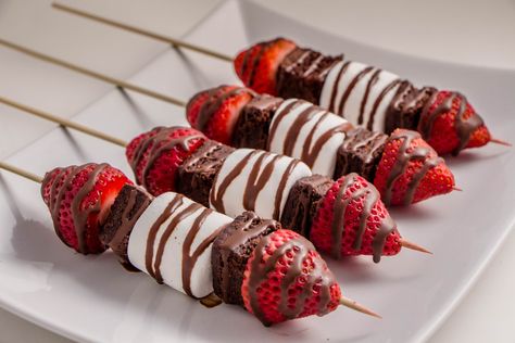 Brownie Kabobs, Strawberry Shortcake Kabobs, Easy Kabobs, Strawberry Brownie, Dessert Kabobs, Cupid Arrow, Strawberry Brownies, Kabob Skewers, Brownie Desserts