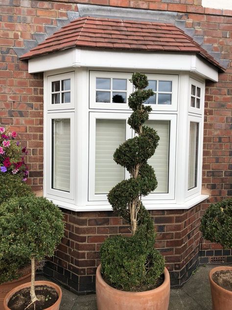 Bay Window Front Porch, Bay Window House, 1930s House Exterior, Window Renovation, Window House, Architecture Elevation, Window Molding, Topiary Garden, 1930s House