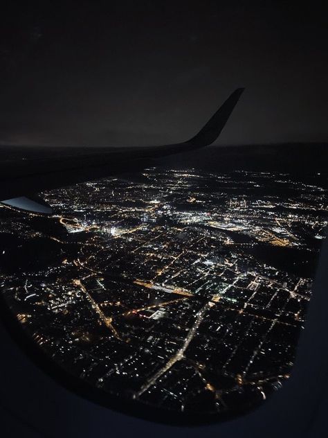 Pretty Airplane View, Window View Night, Airport Feeling, Plane Window View, Photo Avion, Airplane Window View, Night Window, Plane Photos, Plane Window