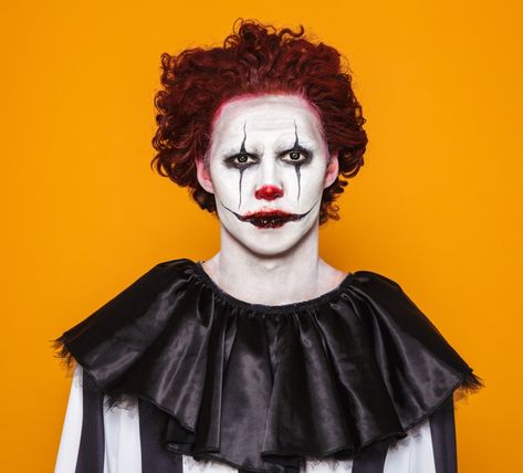 Left Halloween to last minute? Read our favourite men's makeup ideas for Halloween this season. #halloweenmakeup #halloweenmakeupideas #halloweenmakeupideasformen #menmakeupideas Scary Clown Makeup Creepy Easy Men, Killer Clown Makeup Male, Scary Clown Makeup Male, Clown Makeup For Men, Clown Makeup Men, Guys Halloween Makeup, Mens Halloween Makeup, Men's Makeup, Joker Halloween Makeup