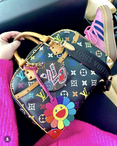 Everyday Bag Essentials, Bag Obsession, Luxury Purses, Girly Accessories, Bag Charms, Pretty Bags, Hanging Bag, Essential Bag, Purse Accessories