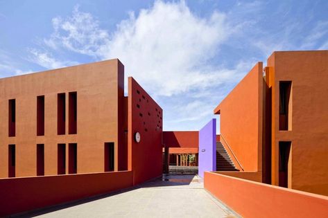 Terreneuve Architects have designed a gorgeous terracotta-colored high school in Senegal that only requires air-conditioning two months out of the year Eco Architecture Green Building, Underwater Bedroom, Underwater Room, Senegal Dakar, Dakar Senegal, Passive Solar Design, Eco Architecture, Solar Design, Cultural Architecture