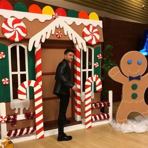 Santa Claus Village Decoration, Angel Christmas Decor, Gingerbread House Theme Party, Gingerbread Decorations Christmas, Gingerbread Backdrop, Christmas Grotto Ideas, Christmas Door Decorating Contest, Christmas Classroom Door, Christmas Carnival