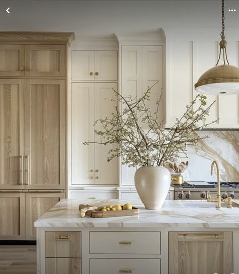 White Oak Kitchen Cabinets, White Oak Kitchen, Oak Kitchen Cabinets, Dream Kitchens Design, Oak Kitchen, Gorgeous Kitchens, Kitchen Inspiration Design, Large Kitchen, Counter Tops