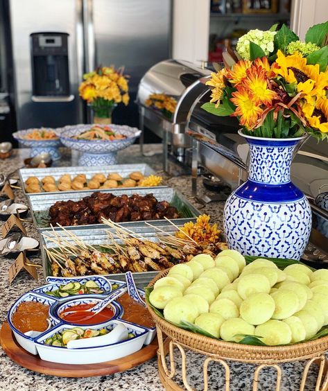 Thai Food Catering Ideas, Indian Catering Display, Home Catering Ideas, Thai Food Wedding, Hosting Tablescape, Thai Catering, Thai Buffet, Party Planning Food, Hmong Food