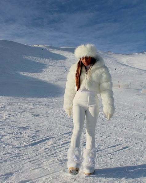 Outfit Neve, Winter Outfits Black Women, Snow Outfits For Women, Winter Going Out Outfits, Winter Outfits Korean, Ski Trip Outfit, Looks Adidas, 00s Mode, Stile Blair Waldorf