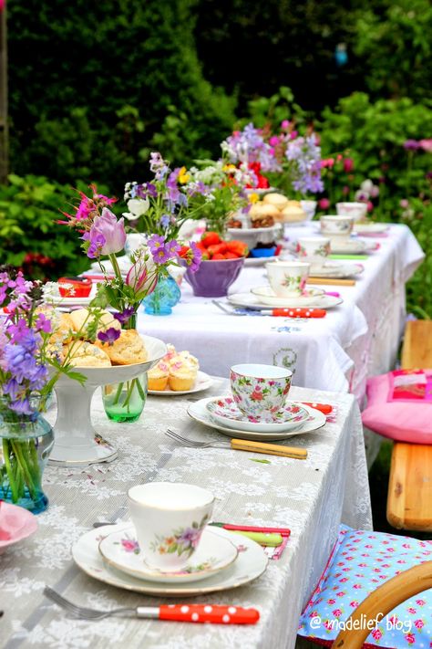 tea party  -Madelief: Teeny weeny flowers Flower Magazine, Vintage Tea Parties, Summer Tablescapes, High Tea Party, Party Table Settings, Vintage Tea Party, Afternoon Tea Parties, Tea Party Garden, Mad Hatter Tea