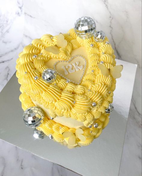 Yellow heart shaped cake with butterfly and disco ball decor Yellow Bday Cake, Lizzy Cake, Yellow Cake Designs Birthday, Yellow Heart Cake, Yellow Vintage Cake, Yellow Cake Design, 20th Cake, Birthday Cake Yellow, Cakes Yellow