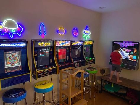 Cool Entertainment Room Ideas, Fun Entertainment Room, Arcade Office Design, Interior Design Gameroom, 90s Game Room Ideas, Home Video Game Room, Classy Video Game Room, Indoor Arcade Room, Small Arcade Room Ideas