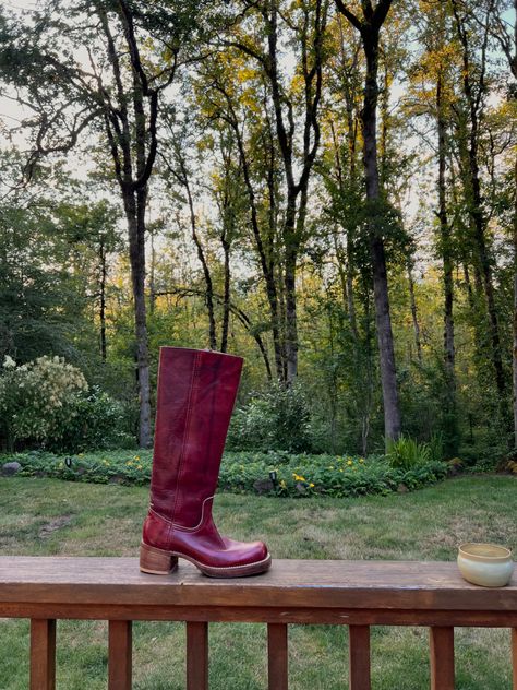 Retro Vintage Brown Boots For Fall, Frye Boots Aesthetic, Campus Frye Boots Outfits, Campus Boots Outfit, Frye Campus Boots Outfit, Red Vintage Boots, Red Frye Boots, Vintage Frye Campus Boots, Frye Boots Outfit