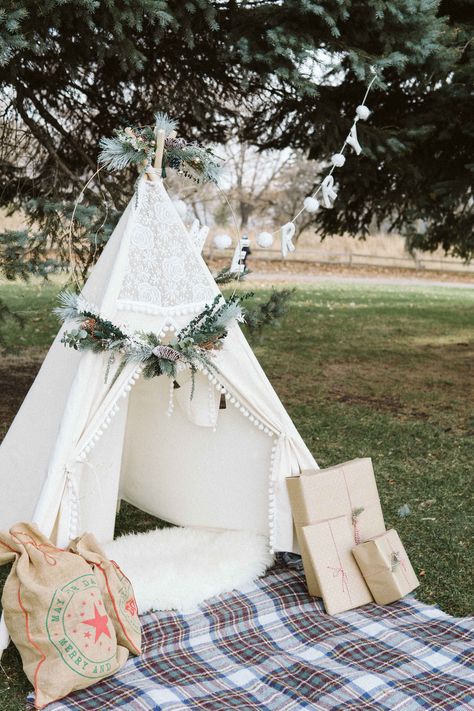 Christmas Outdoor Mini Session Ideas, Diy Outdoor Christmas Photoshoot, Teepee Christmas Photo Shoot, Christmas Teepee Photoshoot, Holiday Mini Session Ideas Outdoor, Simple Christmas Mini Sessions Outdoor, Christmas Minis Photography Outdoors, Winter Mini Session Ideas, Outside Christmas Photoshoot