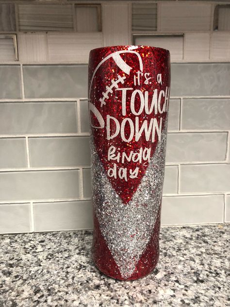 Tumblers Designs, Football Tumbler, Football Diy, Epoxy Tumbler, Glitter Tumbler Cups, Cup Ideas, Tumbler Cups Diy, Tumbler Ideas, Mom Tumbler