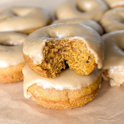 Gluten-free pumpkin donuts with brown sugar icing are the perfect treat for fall mornings. The warm spices of cinnamon, nutmeg, and ginger combine with the creamy pumpkin puree to create a deliciously moist and flavorful donut. The addition of rich brown sugar icing adds just the right amount of sweetness to balance out the warm spices.rnThese donuts are perfect for breakfast or as a dessert and are sure to be a hit with everyone who tries them.rn Baked Pumpkin Spice Donut Recipe, Pumpkin Pie Cake, Pumpkin Doughnut, Donut Calories, Mom On Timeout, Biscuits Graham, Pumpkin Spice Donut, Pumpkin Spice Recipe, Slow Cooker Pumpkin