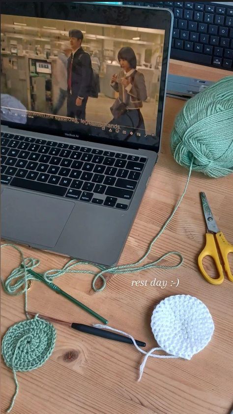 attorney woo young woo kdrama crocheting desk pic deskspo Crochet Ig Story, Crochet Instagram Story, Crochet Instagram Feed, Best Instagram Feeds, Day Aesthetic, Instagram Collage, Crochet Hat Free, Rest Day, Crochet Business