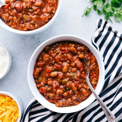 Crockpot Chili (Cook-off Winner!) - Chelsea's Messy Apron Vegetarian Chili Recipe, Chili Recipe Crockpot, Crockpot Chili, Crock Pot Recipes, Chili Cook Off, Pizza Recipes Homemade, Homemade Chili, Vegetarian Chili, Healthy Crockpot