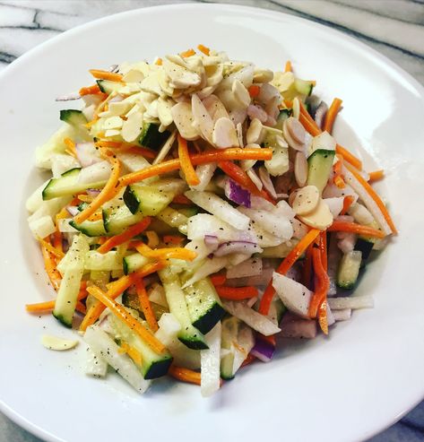 Cucumber Carrot Salad, Jicama Recipe, Jicama Salad, Paleo Easy, Picnic Side Dishes, Vegetarian Sides, Eating Healthier, Lean And Green Meals, Easy Clean Eating