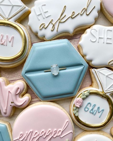 Still swooning over these engagement cookies 💍 next week I get to make more ring box cookies and I’m so excited to get back into my… | Instagram Engagement Party Cookies, Ring Cookies, Box Cookies, Engagement Cookies, Engagement Box, Bridal Shower Cookies, Wedding Sweets, Elf Fun, Brunch Menu