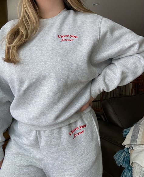 Embroidered Sweat Set, Sweatshirt Set Outfit, Bachelorette Sweatsuit, Matching Sweatsuit Outfits, Matching Sweatsuit Outfit, Sweat Suit Outfits, Sweats Aesthetic, Sweat Set Outfits, Sweat Suits Outfits