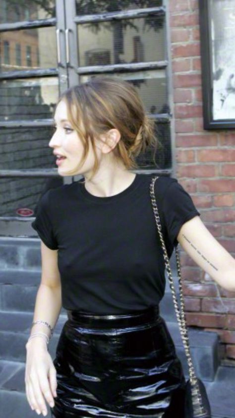 Emily Browning Emily Browning Street Style, Emily Browning Class Of 07, Emily Browning Style, Emily Browning Aesthetic, Emily Browning Instagram, Soft Gamine Celebrities, Pixie Grunge, Plain Sneakers, Lipstick Smudge