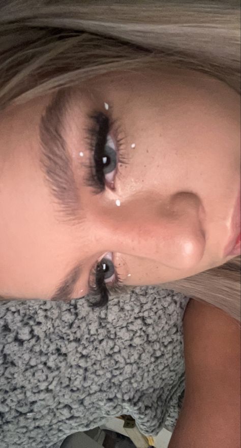 Cute Makeup Looks With White Eyeliner, Festival Sparkle Makeup, White Eyeliner Eyeshadow Looks, Cute Makeup With Gems, Gems With Makeup, Rave Makeup White Eyeliner, Make Up Looks With Crystals, Make Up With Crystals Eye Makeup, Eye Makeup White Dots