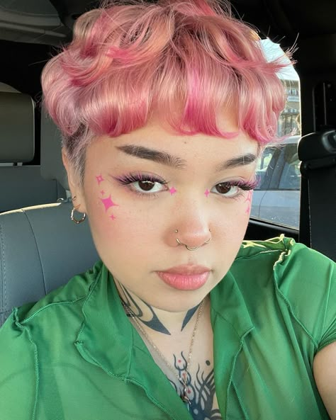 Cyberpunk Short Hair, Curly Shag Pixie, Dyed Short Hair Pixie, Pink Short Hair Pixie Cuts, Short Hair Dye Ideas Pixie Cuts, Pink Pixie Haircut, 2023 Short Hair Styles, Hair Styles Dyed, Dyed Pixie Cut