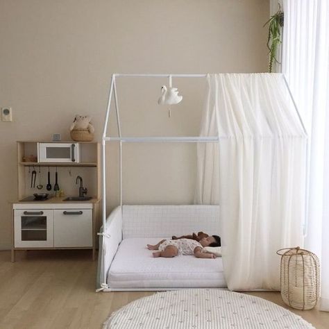 Diy Montessori Bed Crib Mattress, Diy Montessori Bed, Bump Beds, Diy Kids Bed, Diy Playroom, Bed Baby, Baby Bumper, Montessori Bedroom, Baby Room Ideas