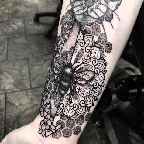 Bumble Bee Mandala Tattoo, Mandala Honeycomb Tattoo, Honeycomb Mandala, Floral Bee Tattoo, Bee Mandala, Honeycomb Tattoo, New Zealand Tattoo, Hand Tats, Awesome Tattoo