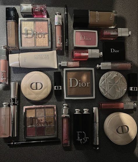 Best Dior Makeup Products, Dior Aesthetic Makeup, Dior Makeup Looks, Make Up Dior, Dior Makeup Aesthetic, Makeup Gifts Basket, Dior Makeup Bag, Makeup Dior, Dior Cosmetics