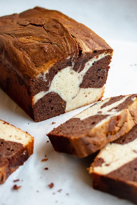 Moist, decadent marble pound cake swirled with white and bittersweet chocolate cake batters. This cake tastes incredible! Food Cuisines, Marble Pound Cake, Chocolate Marble Cake, Nutella Banana Bread, Cake Pretty, Molten Cake, Chocolate And Vanilla Cake, Swirl Cake, Bake Cake