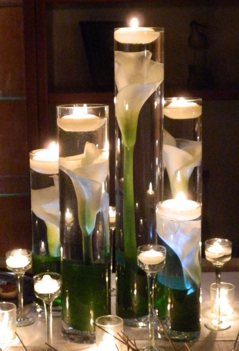 Tall Submersed Calla Lily Centerpieces Budget Friendly Wedding Centerpieces, Calla Lily Centerpieces, Lily Centerpieces, Candles And Flowers, Soya Mumu, Simple Wedding Centerpieces, Tafel Decor, Budget Friendly Wedding, Flower Centerpieces Wedding