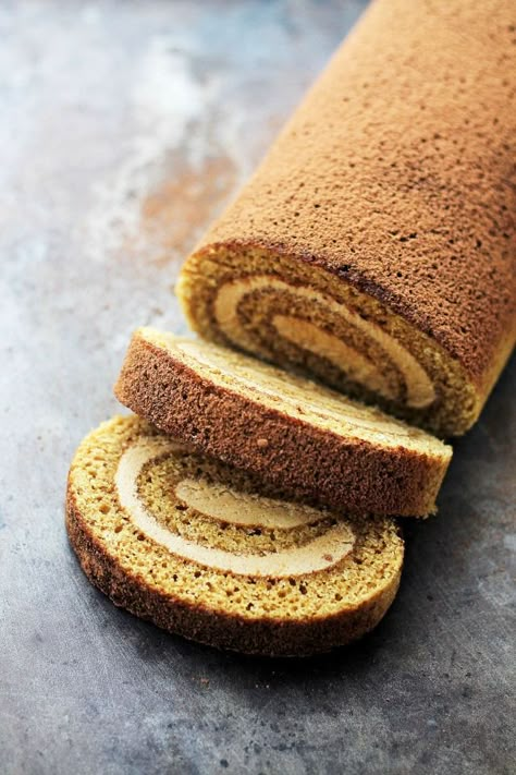 Tiramisu Cake Roll, Tiramisu Cake Recipe, Mousse Au Chocolat Torte, Cake Sponge, Swiss Roll Cake, Cake Roll Recipes, Tiramisu Cake, Tiramisu Recipe, Thanksgiving Food Desserts