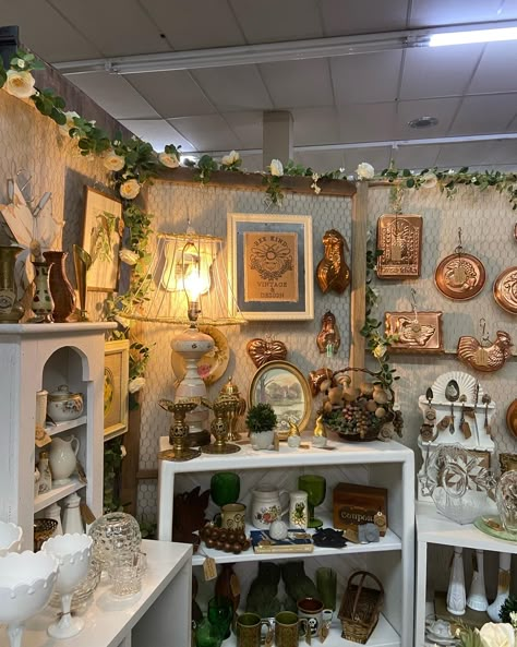 Vintage Vendor Booth, Business Booth Ideas, Vintage Booth Ideas, Flea Market Booth Ideas, Market Booth Ideas, Mall Display, Vintage Booth Display, Successful Small Business, Antique Booth Displays