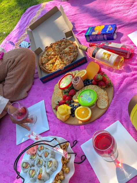 Simple Picnic Ideas For Friends, Friendship Date Ideas, Simple Date Ideas Couples, Simple Picnic Ideas For Couples, Picnic Food Ideas Aesthetic, Picnic Ideas For Couples, Charcuterie Board Picnic, Picnic Date Ideas, Picnic Food Ideas