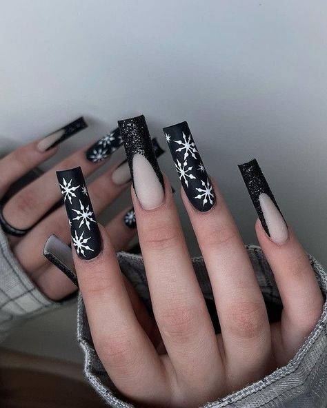 Dark Christmas Nail Designs, Knit Nail Art, Goth Winter Nails, Christmas Nails Dark, Dark Christmas Nails, Black Christmas Nails, Nails For 2023, Cute Almond Nails, Xmas Nail Designs