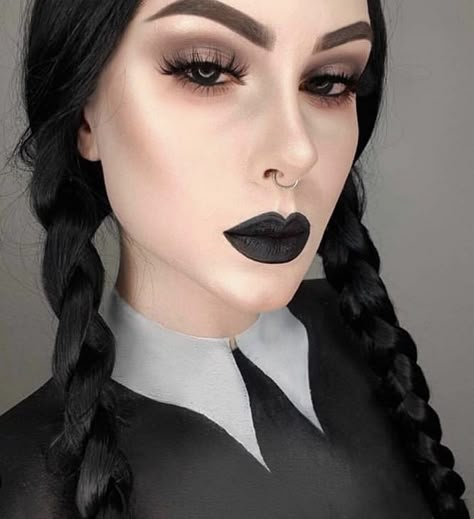 Wednesday Addams Halloween makeup look Addams Makeup, Wednesday Addams Makeup, Makeup Zombie, Wednesday Addams Costume, Halloween Make-up Looks, Halloween Makeup Pretty, Halloween Makeup Inspiration, Halloween Inspo, Halloween Makeup Looks