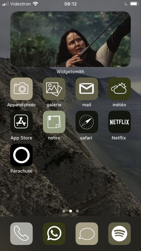 Hunger Games App Icons, Hunger Games Wallpaper Iphone, Hunger Games Jokes, Future Phone, Hunger Games Wallpaper, Netflix App, Hunter Games, Game Wallpaper Iphone, Iphone Ideas