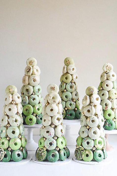 Donut Towers, Dunkin' Donuts, Macaroon Tower, Donut Decorating Ideas, Green Donut, Donut Tower, Donut Display, Holiday Snack, Macaron Tower