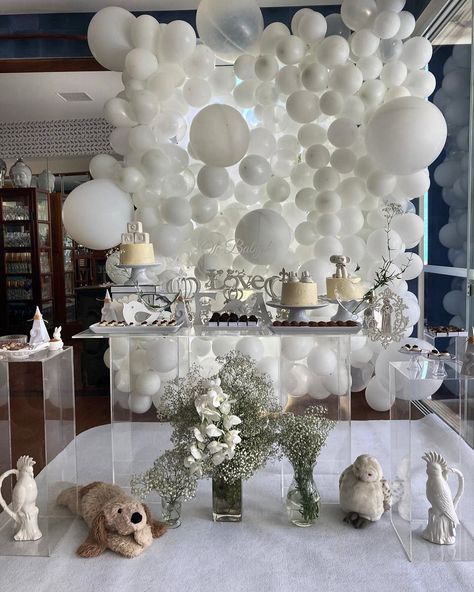 Um cha revelacao clean e cheio de defalhes em acrilico Welcome Baby Party, Bear Baby Shower Theme, Baby Shower Deco, Gender Party, Baby Bear Baby Shower, Baby Sprinkle, Baby Shower Balloons, Baby Shower Theme, Welcome Baby