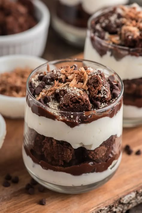 Easy No-Bake Brownie Cheesecake Parfait Recipe - An Italian in my Kitchen Homemade Parfait, Cheesecake Parfait Recipes, Dessert Shooters Recipes, Cheesecake Parfait, Easy Homemade Cookies, Parfait Recipe, Mason Jar Desserts, Cheesecake Parfaits, Easy No Bake Cheesecake