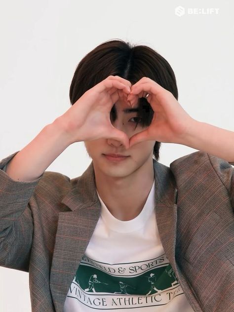 I Heart Kpop Pfp, Heart Pose Kpop, Sunghoon New Pics, Sunghoon Heart Pose, Kpop Heart Pose, Sunghoon Baby Pics, Sunghoon Cute Pic, Sunghoon Heart, Enha Pfp